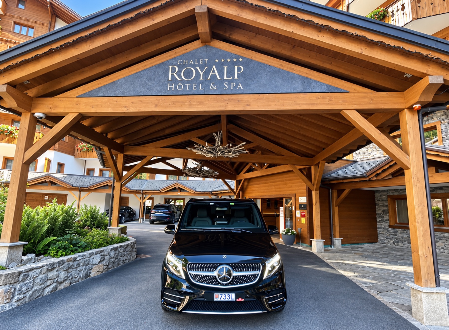 Mercedes Classe V devant le Royalp pour une escapade privée
